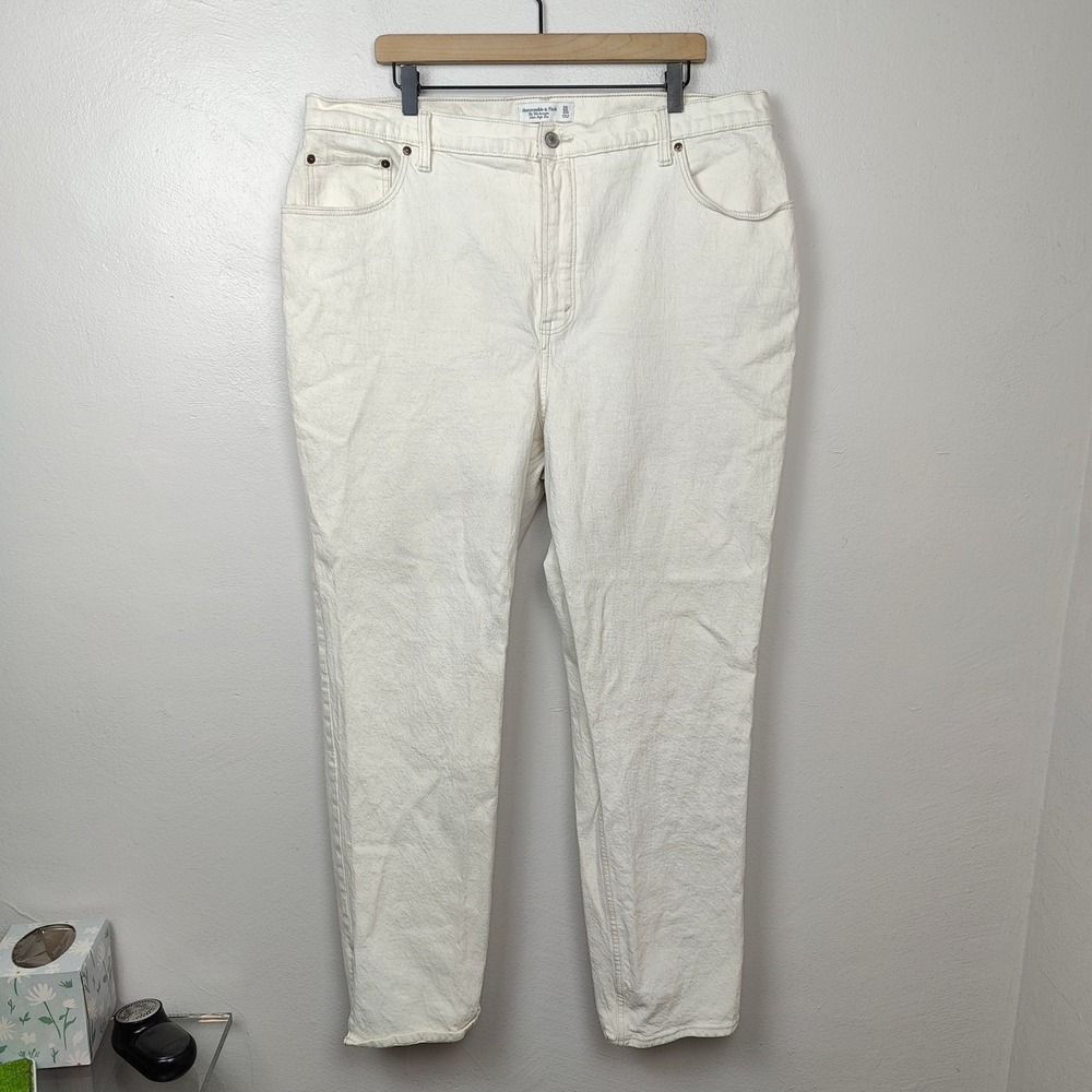 Abercrombie & Fitch Curve Love 90s Straight Ultra High Rise Jeans‎ 35 20R Cream